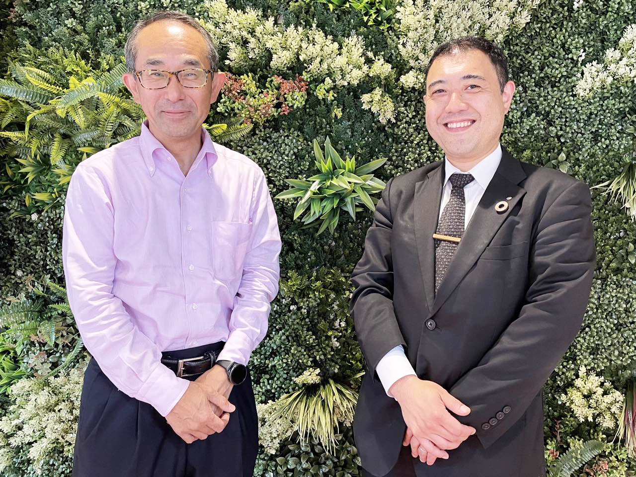画像：（左から）和田昌樹工場長、染谷光城CSR推進グループ長