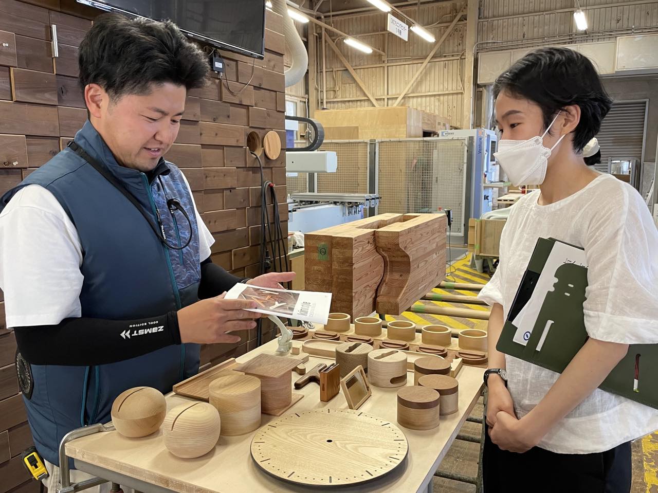 画像：東京木工場の木工製品ブランド「kino style」製品について説明する中嶋 誠（なかじま・まこと）さん。彼も技能五輪全国大会で準優勝をしている。