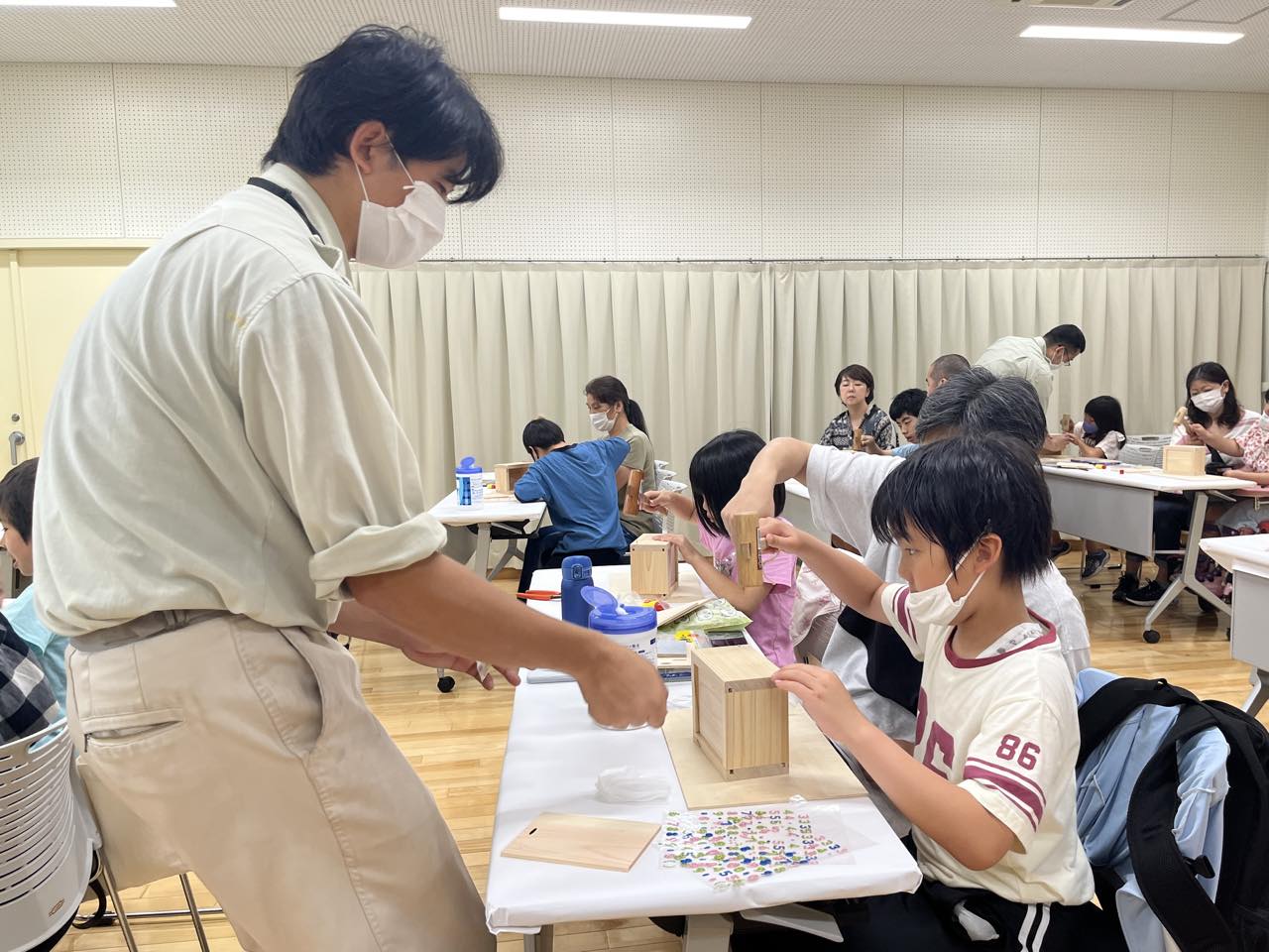 画像：（左）講師を務めた東京木工場社員の奥 慎之介（おく・しんのすけ）さん。もちろん、一級技能士の保有者だ。