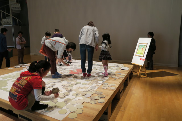 Naoko Stoopさんの作品を使った巨大ジグゾーパズル わくわくパビリオンin名取市文化会館　撮影・筆者