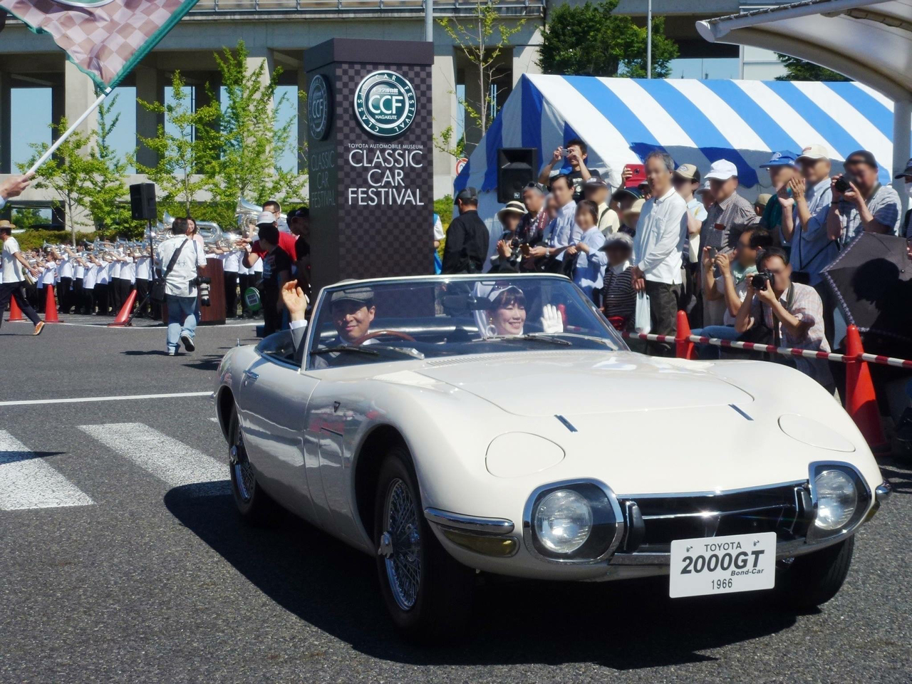 トヨタ博物館CLASSIC CAR FESTIVALで走行披露する トヨタ2000GTボンドカー