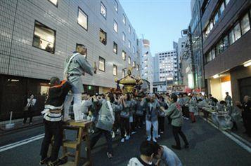 神田祭 古くからここに位置する精興社の前に神輿がくる（KANDADAは精興社1階） （2007.05）