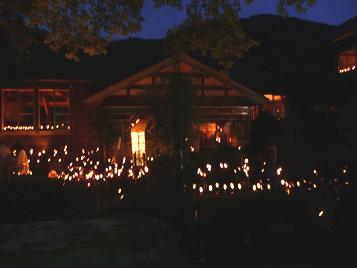 岩首地区の廃校を利用した岩首談義所で開催された竹灯篭の集い。