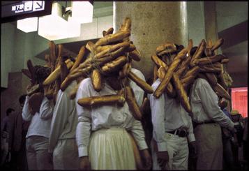 パン人間　折元立身（ミュージアム・シティ・天神 '92） 1992年（写真：ミュージアム・シティ・プロジェクト提供）