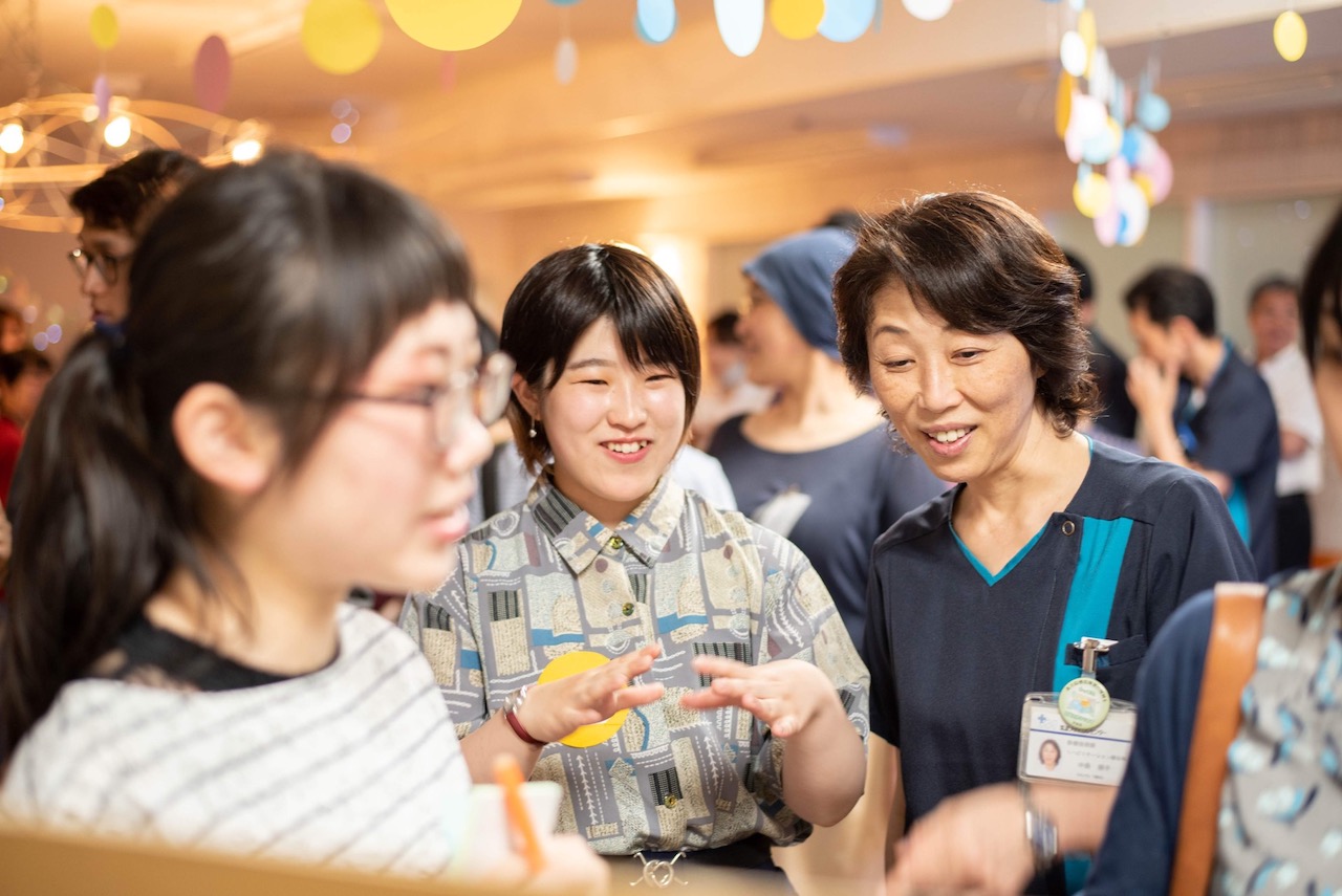 筑波メディカルセンター病院 アートカフェ「いろどるカフェ」（2019）©︎Yumi Sudo