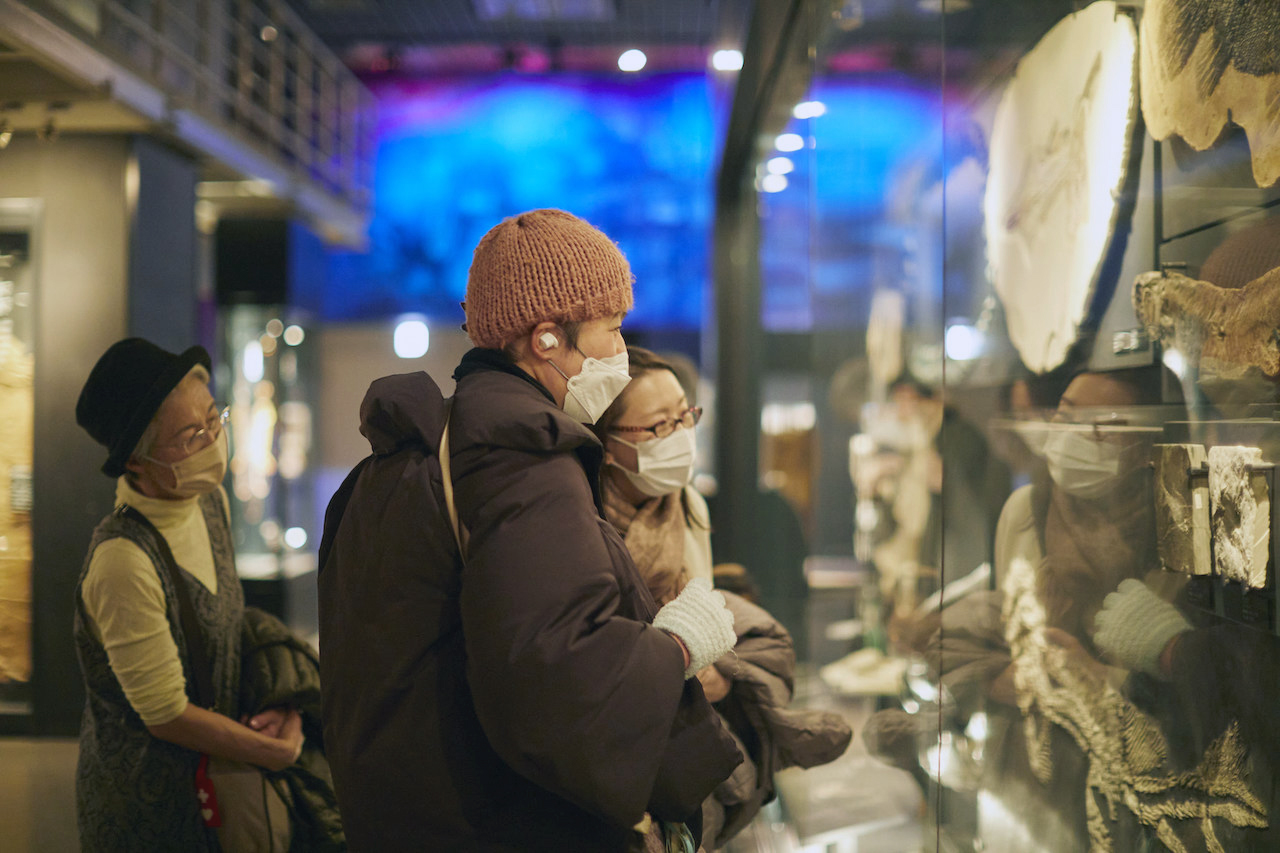 3人で展覧会を鑑賞＠国立科学博物館 写真：大島 彩