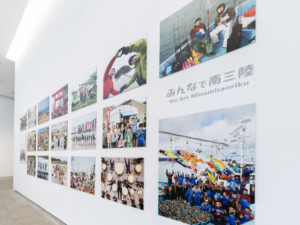 南三陸311メモリアルに収蔵・展示されている浅田政志「みんなで南三陸」の作品群。 全47作品のうち20点を常時展示している。