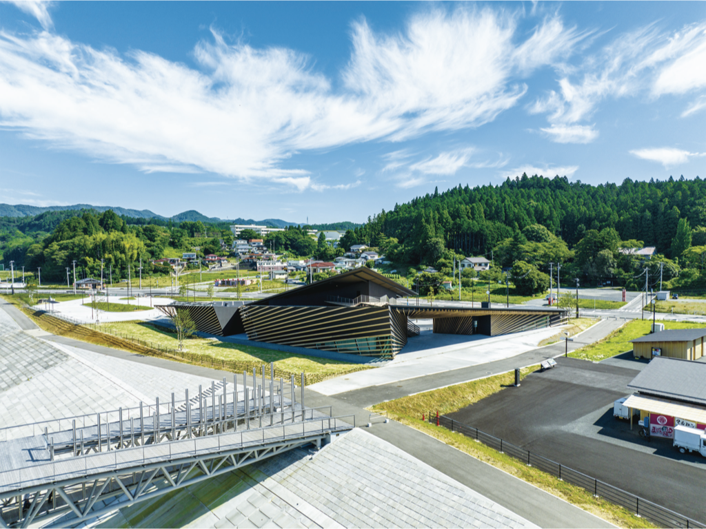 10.8mの土盛りの上に築かれた新しい市街地に、昨年10月オープンした震災伝承館 南三陸311メモリアル。開館から７カ月で来場者は10万人を越えた。館内には、クリスチャン・ボルタンスキーのインスタレーション「MEMORIAL」も恒久展示されている。