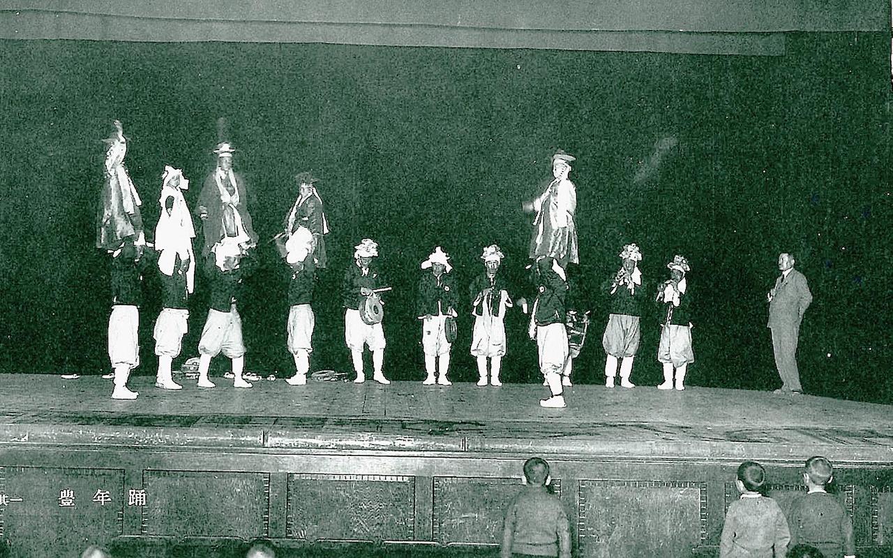 初代日本青年館のこけら落としとして開催された「郷土舞踊と民謡の会」。