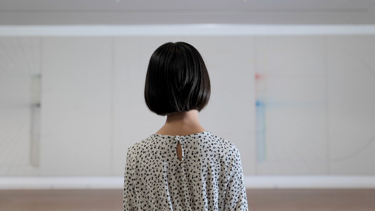 美術館内を見る女性