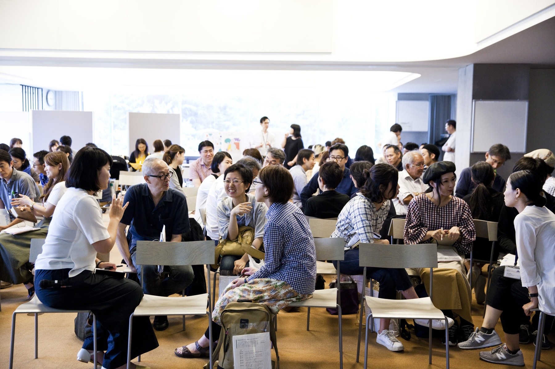 Artpoint Meetingには毎回70名以上の人が参加。東京アートポイント計画のスタッフも参加者やゲストと一緒になって対話する機会になるよう、企画している。