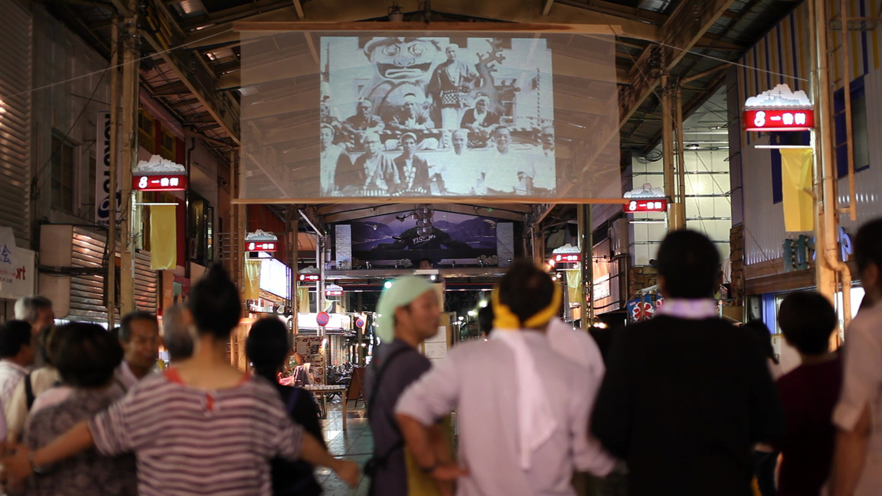 「夜市八島幻燈夜会―よるいちやしまげんとうやかいー」（2012年7月21日）。「種は船」のプロジェクト拠点だった「八島アートポート」のある商店街の夏祭りで「船は種」のチームが現地のメンバーに声をかけられ、（「船は種」のプロジェクト外で）企画した会。商店街の古い写真を集め、アーケードにスクリーンを吊り、そこに投影した写真をみた人が語り合う企画を実施した。