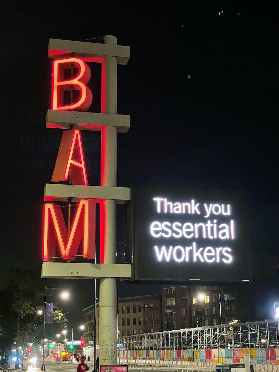 BAM Billboard：BAMに面した交差点にある電光掲示板。これから上演する作品の紹介画像に続いてエッセンシャル・ワーカーへの感謝のメッセージが投影されている。撮影：橋本裕介