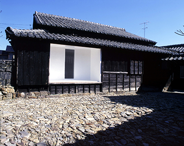 佐久島アート作品の代表格、平田五郎の「佐久島・空家計画／大葉邸」。築約100年の民家を7年かけて少しずつ作品化。