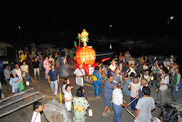 2007年に約50年振りに復活した「祭り舟引き」。祭り舟はアーティスト松岡徹とボランティアが制作。