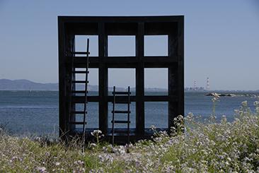 佐久島アート作品、浜辺にたたずむ南川祐輝の「おひるねハウス」。周辺にはハマダイコンの花が咲き乱れています。