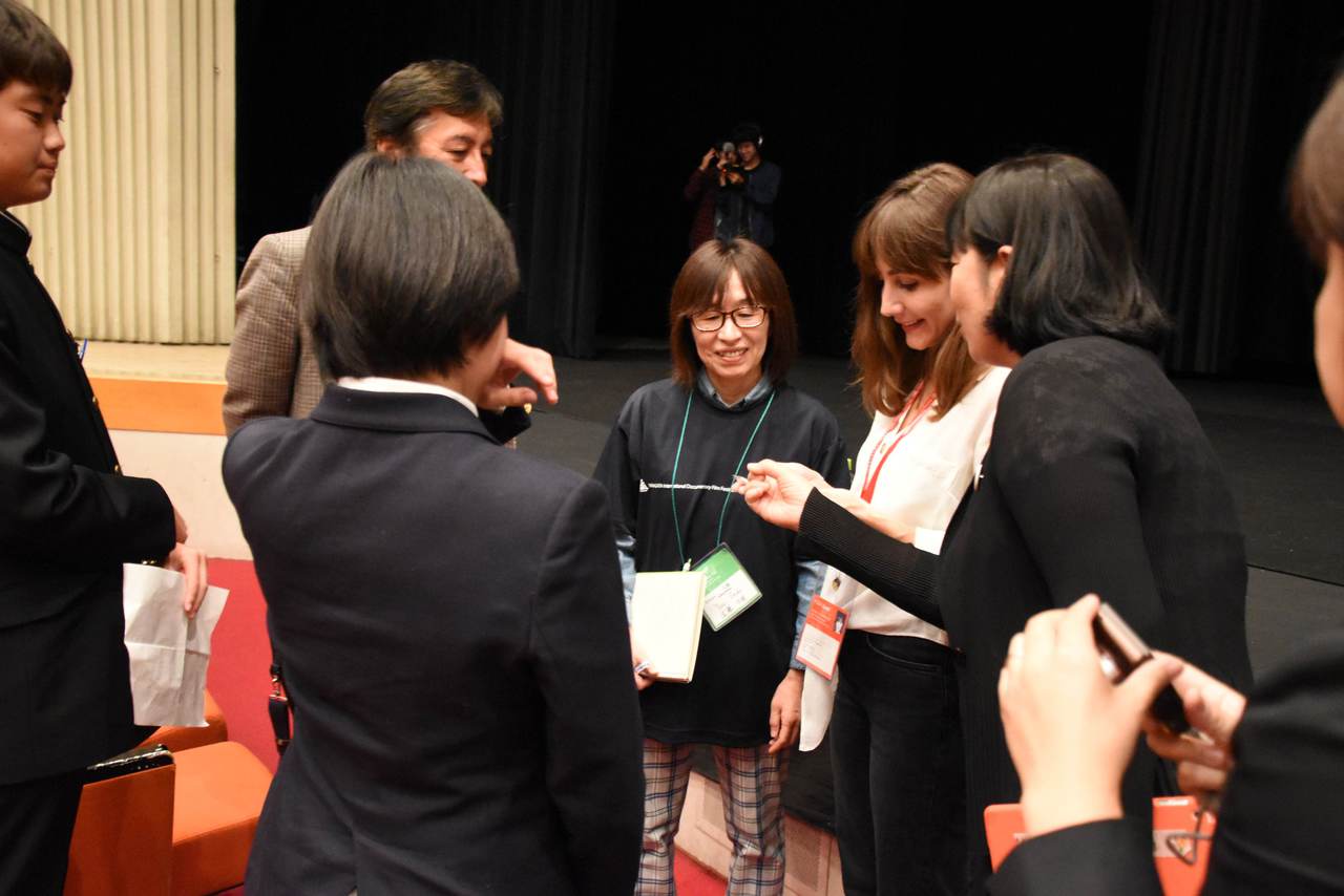 Claudia Marschal, director of In Our Paradise, with junior high school students
©Yamagata International Documentary Film Festival